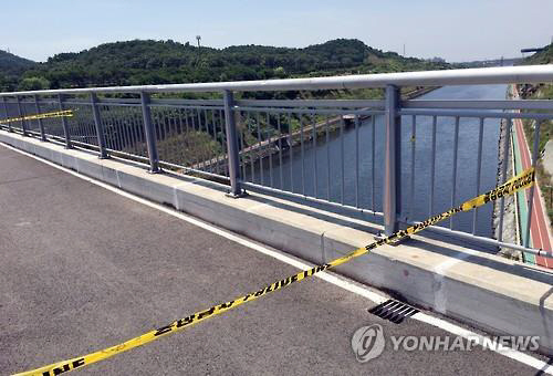 인천 경인아라뱃길 수로에서 훼손된 시신 상태로 발견된 고물상 주인이 스스로 목숨을 끊었을 가능성이 크다는 부검 결과가 나왔다./연합뉴스