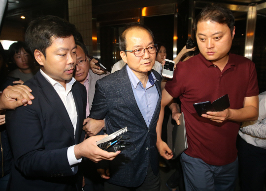 국민의당 선거 홍보비 리베이트 수수 의혹 사건과 관련해 구속영장이 발부된 국민의당 왕주현 사무부총장이 28일 오전 서울 마포구 서울서부지검에서 나와 구치소로 향하고 있다. /연합뉴스