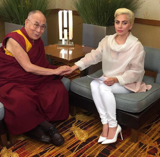 미국 팝스타 레이디 가가(30)와 티벳 지도자 달라이 라마(81)가 만난 것을 두고 중국인들이 크게 분노했다./출처=레이디 가가 인스타그램