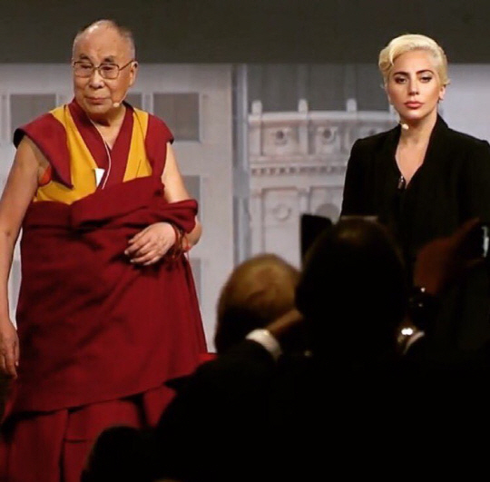 달라이 라마와 레이디 가가의 대화 장면은 달라이 라마 측 공식 페이스북을 통해 생중계됐다./출처=레이디 가가 인스타그램
