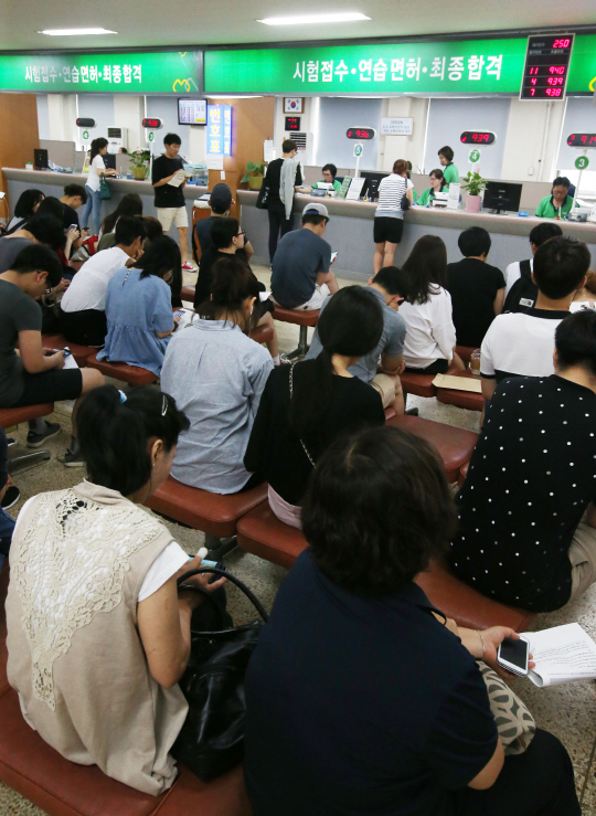 ‘이번 방학에 꼭 따야지’      (서울=연합뉴스) 한종찬 기자 = 28일 오후 서울 강남운전면허시험장에서 본격 여름 휴가철에 앞서 방학을 이용해 면허를 취득하려는 대학생 등 시민들이 시험 접수 등을 하고 있다. 가을부터 도로교통공단 운전면허시험장 내 기능시험이 전면 부활하고, 도로주행시험을 대폭 축소한 개정 운전면허시험제도가 실시된다. 2016.6.28      saba@yna.co.kr  (끝)      <저작권자(c) 연합뉴스, 무단 전재-재배포 금지>