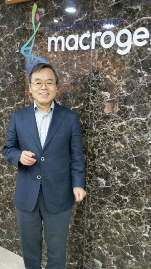 서정선 마크로젠 회장이 28일 서울 가산동 본사에서 개인 유전자 시장에 대해 설명하고 있다./서정명기자