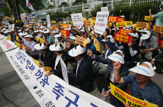 개성공단 기업인들이 28일 오전 정부서울청사 앞에서 개성공단 방북 허용과 정부 보상을 촉구하는 집회를 벌이며 구호를 외치고 있다. /연합뉴스