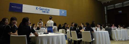 28일 아모레퍼시픽 관계자가 말레이시아 쿠알라룸푸르 그랜드 하얏트 호텔에서에서 해외법인 판매사원을 대상으로 서비스 역량 향상 교육을 실시하고 있다. /사진제공=아모레퍼시픽