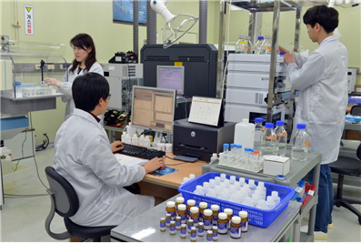 한국표준과학연구원 무기분석표준센터 연구원들이 배추분말 중 유해원소를 원소 측정용 질량분석기로 분석하고 있다./사진제공=한국표준과학연구원