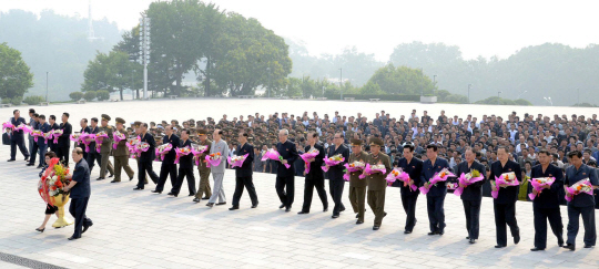 (평양 조선중앙통신=연합뉴스) 28일 만수대의사당에 있는 김일성·김정일 부자 동상을 방문한 북한 최고인민회의 의원들.