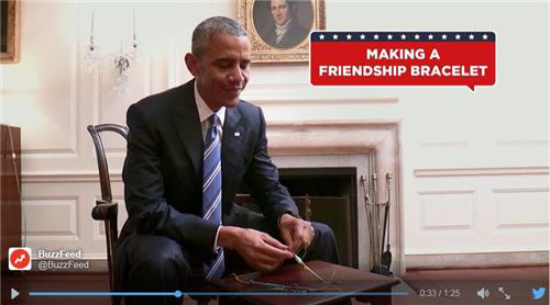 동영상 속에서 친구를 위해 팔찌를 만드는데 도전하고 있는 오바마 대통령./출처=버즈피드 트위터 캡쳐
