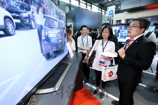 29일부터 다음 달 1일까지 중국 상하이에서 열리는 ‘모바일 월드 콩그레스(MWC) 2016’에서 KT 전시관에 참가한 국내 벤처 미래엔시티 직원이 주차장 정보 제공 사물인터넷(IoT) 서비스를 시연하고 있다. /사진제공=KT