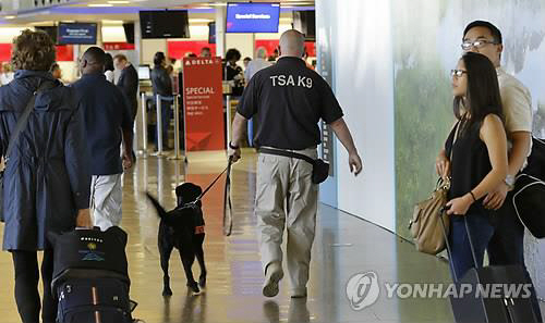 미 세관국경보호국(CBP)이 입국자의 테러단체 연관 가능성을 조사하는데 참고자료로 사용하기 위해 SNS계정 공개를 추진하고 있다./출처=연합뉴스