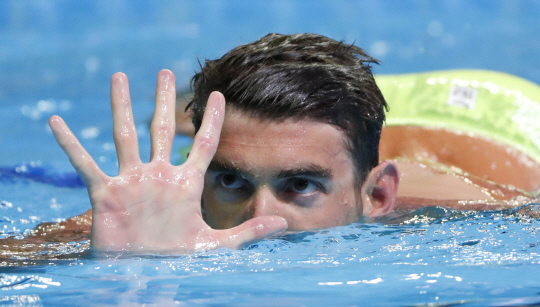 다섯 손가락을 펴 보이며 올림픽 5회 연속 출전을 자축하는 마이클 펠프스. /오마하=USA투데이연합뉴스