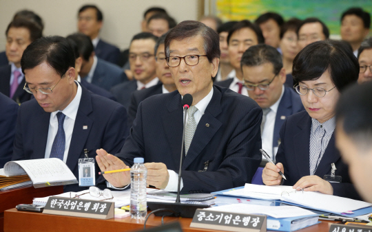 이동걸(가운데) 한국산업은행 회장이 30일 국회에서 열린 정무위원회 전체회의에서 질의에 답변하고 있다. /연합뉴스