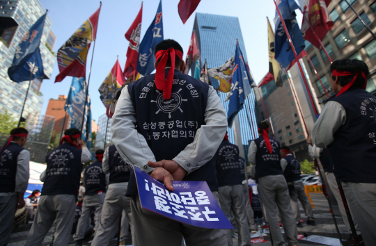 지난 29일 오전 서울 서초동 삼성 사옥 앞에서 거제 삼성중공업 노동자협의회 조합원들이 구조조정을 반대하는 상경 집회를 벌이고 있다.    /연합뉴스