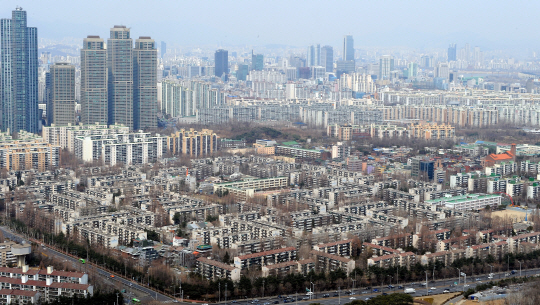 강남구 개포동 주공아파트 전경. 전문가들은 중도금 대출 규제 등으로 강남권 재건축 아파트 값 상승세가 꺾일 것으로 보고 있다. /서울경제DB