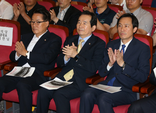 30일 오후 국회 의원회관에서 열린 전국가맹점주 피해사례 발표 및 관련법 개정 촉구대회에서 정세균(가운데) 국회의장과 박지원(왼쪽)국민의당, 우상호 더불어민주당 원내대표가 박수를 치고 있다. /연합뉴스