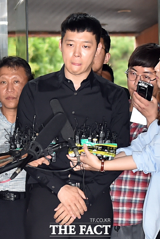 성폭행 혐의로 4명의 여성에게 피소된 아이돌그룹 JYJ의 멤버 박유천이 30일 오후 서울 강남경찰서에 피의자 신분으로 출석하고 있다.