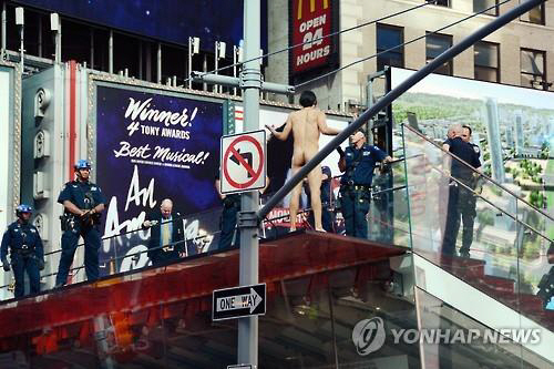 타임스 스퀘어의 ‘붉은 계단’에서 난동을 피우는 한 남성./출처=연합뉴스