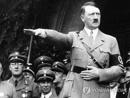 히틀러를 숭배하는 극우 나치청년단체가 미인대회를 열어 논란이다. / 출처=연합뉴스