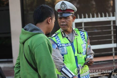 뇌물을 거부하고 쓰레기를 주워 생계를 유지한 인도네시아의 경찰, 슬라디(57) 경사./출처=연합뉴스