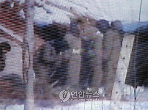 탈북자 6명이 북한 정치범 수용소에 감금돼 있는 가족들의 인신구제를 요청하는 청구서를 1일 법원에 제출했다. /연합뉴스