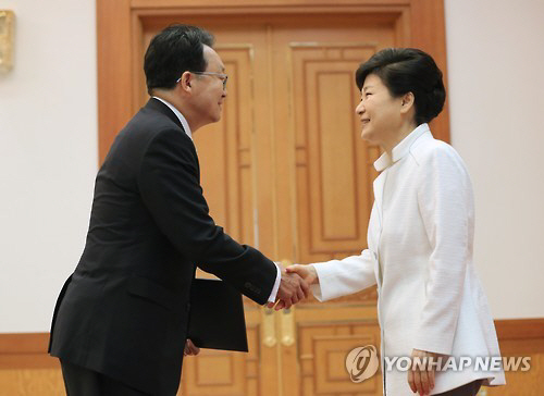 이준규 신임 주일본 대사가 1일 청와대에서 열린 신임장 수여식에서 박근혜 대통령으로부터 신임장을 받고 있다. /연합뉴스