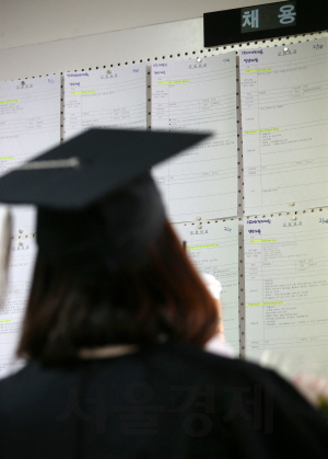 한 대학교에서 졸업생이 취업게시판을 바라보고 있다. /서울경제DB