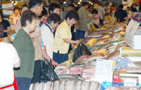 사람들이 노량진수산시장에서 어류를 구입하고 있다./서울경제DB