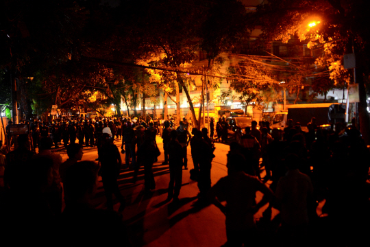 방글라데시 수도 다카의 외국공관 밀집지역 내 레스토랑에서 1일(현지시간) 저녁 중무장한 괴한 9명이 침입해 30여명을 인질로 붙잡고 경찰과 대치하고 있다. 사진은 방글라데시 보안군이 사건 현장을 둘러싼 채 대치하고 있는 모습/다카=AFP연합뉴스