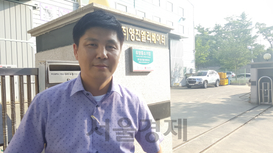 김효식 영진엘리베이터 대표가 3일 부산광역시 기장군에 있는 회사 앞에서 그 동안 사업 진행과정을 설명하고 있다. /사진=강광우기자