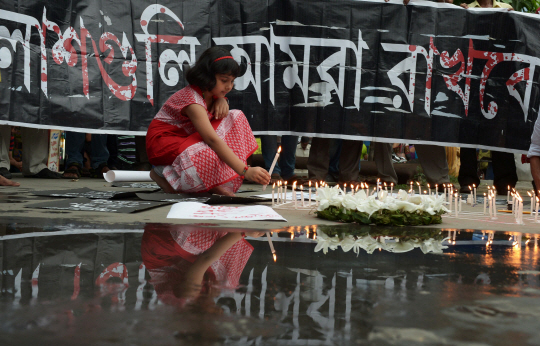 3일 인도 서벵골주 주도 콜카타에서 한 소녀가 전날 발생한 방글라데시 인질 테러의 희생자들을 추모하고 있다.  /콜카타=AFP연합뉴스