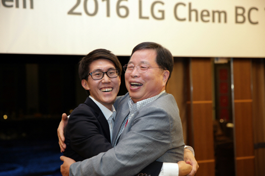 박진수(오른쪽) LG화학 부회장이 1일 저녁 일본 도쿄에 있는 뉴 오타니 호텔서 현지 상위권 대학 10여곳에서 몰려든 40여명의 고급 인재들에게 LG화학을 소개하던 중 한 연구원을 얼싸안으며 밝게 웃고 있다. /사진제공=LG화학