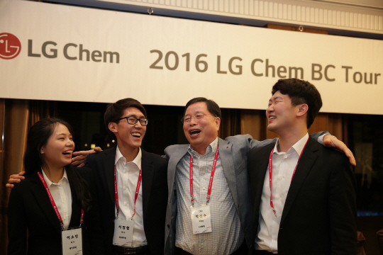 박진수(왼쪽 세번째) LG화학 부회장이 1일 저녁 일본 도쿄에 있는 뉴 오타니 호텔서 현지 상위권 대학 10여곳에서 몰려든 40여명의 고급 인재들에게 LG화학을 소개하던 중 이들과 어깨동무하며 웃고 있다. /사진제공=LG화학