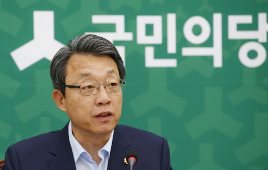 김성식 국민의당 정책위의장이 3일 “국가유공자가 기초연금 혜택에서 제외되지 않도록 하는 기초연금법 개정안을 발의할 계획”이라고 밝혔다./연합뉴스