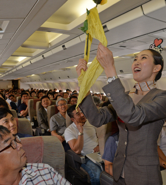 3일 삿포로에서 인천으로 오는 아시아나항공 기내에서 승무원이 삿포로 노선 신규 취항 기념 마술쇼를 선보이고 있다./삿포로=이호재기자
