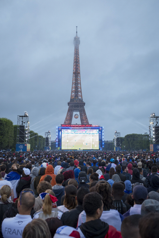 4일 에펠타워 인근 팬존에서 응원하는 프랑스 팬들. /파리=EPA연합뉴스