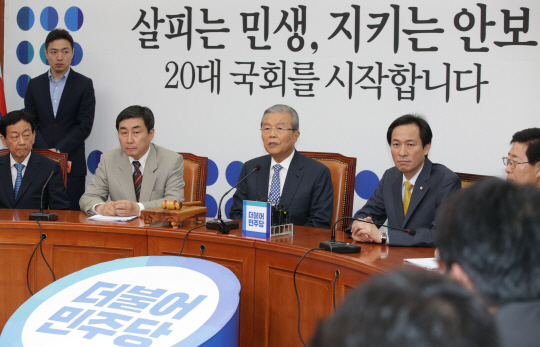김종인(왼쪽 세 번째) 더불어민주당 비상대책위 대표가 4일 오전 당 비대위 회의에서 모두발언을 하고 있다. /연합뉴스