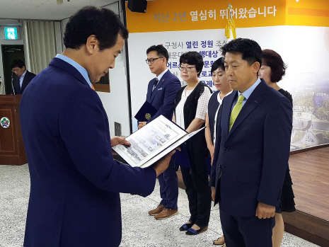 롯데몰 동부산점은 최근 해운대구청으로부터 지역 사회 상생 협력 유공 표창상을 수여했다./사진제공=롯데몰 동부산점