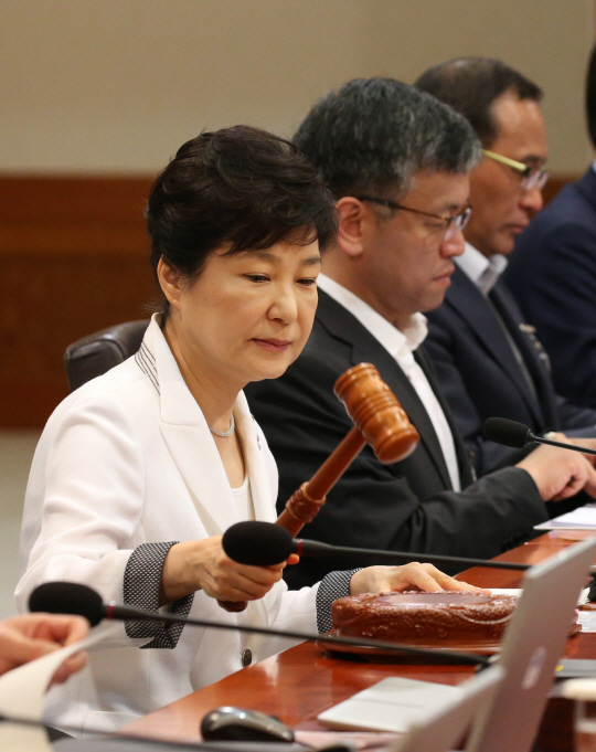 박근혜 대통령이 4일 청와대에서 열린 국무회의에서 의사봉을 두드리고 있다. /연합뉴스