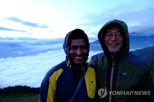 히말라야 여행을 떠났던 더불어민주당 문재인 전 대표가 이번 주 귀국할 것으로 전해졌다./ 출처= 연합뉴스