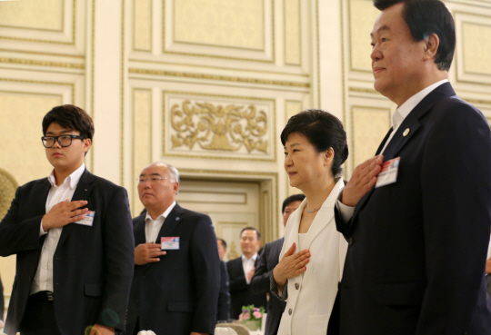 박근혜 대통령이 4일 청와대에서 열린 한국자유총연맹 회장단과의 오찬에서 국기에 대한 경례를 하고 있다. /연합뉴스