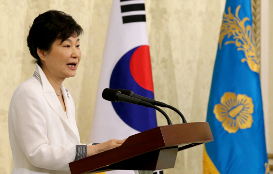 박근혜 대통령이 4일 청와대에서 열린 한국자유총연맹 회장단과의 오찬에서 인사말을 하고 있다. /연합뉴스