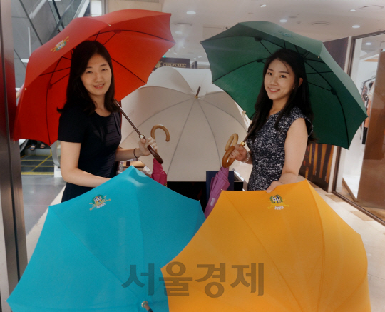 현대백화점 모델들이 프랑스산 쉘부르 우산을 소개하고 있다. /사진제공=현대백화점