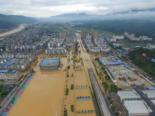 지난 2일 중국 남서부 구이저우성 룽장현의 한 도시가 지난달 30일부터 양쯔강 유역을 강타한 집중호우로 물에 잠겨 있다. 이번 홍수로 약 3,282만명의 이재민이 발생했으며 506억위안(약 8조7,120억원)에 이르는 경제손실이 발생한 것으로 조사됐다.     /구이저우=신화연합뉴스
