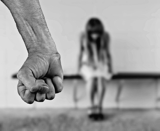 여자친구의 해외연수를 따라가 심한 데이트폭력을 일삼은 20대 남성이 경찰에 검거됐다./출처=pixabay