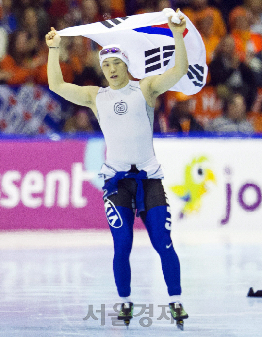 애플라인드의 이너웨어를 입은 모태범 선수가 국제대회 경기 후 태극기를 흔들며 빙상 경기장을 돌고 있다. 입고 있는 이너웨어의 가운데에 애플라인드의 사과 로고가 선명하게 새겨져 있다. /사진제공=애플라인드