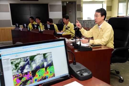 김용하(사진 오른쪽 첫번째) 산림청 차장이 장마에 따른 폭우에 대비해 산사태에 철저하게 대비할 것을 주문하고 있다. 사진제공=산림청