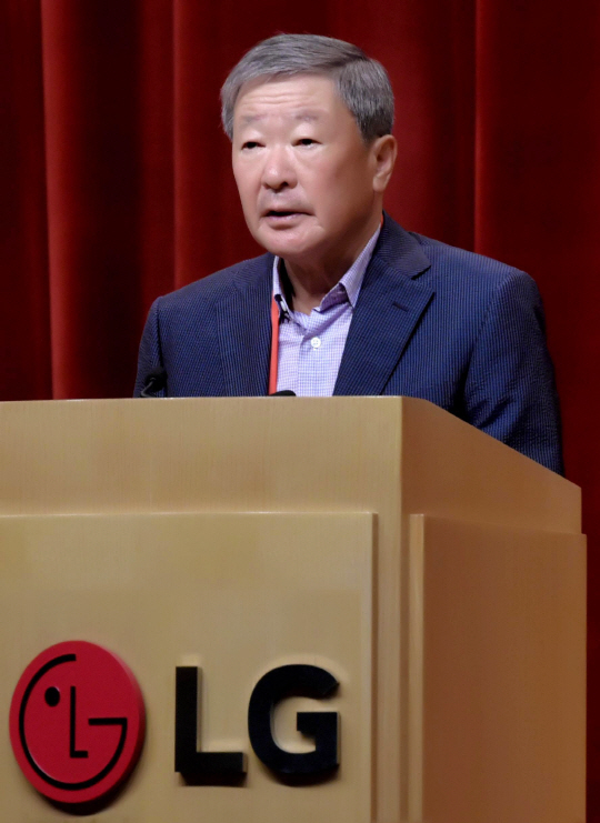 구본무 LG 회장이 5일 열린 7월 임원세미나에서 강연하고 있다. /사진제공=LG