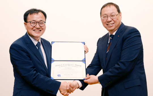 한국품질경영학회 회장 이상복(왼쪽) 서경대 교수가 5일 서울 영등포구 LG 트윈타워에서 LG전자 대표이사 H&A사업본부장 조성진 사장에게 ‘2016 글로벌 품질경영인 대상’을 수여하고 있다. /사진제공=LGG전자