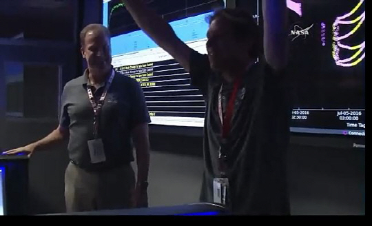 나사 관계자가 5일(한국시간) 정오에 우주탐사선 ‘주노’호가 목성 궤도 진입을 위한 엔진 연소에 성공하자 두 손을 번쩍 들고 기뻐하고 있다. /나사TV 생방송 캡쳐화면