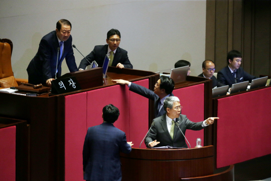 정진석 새누리당 원내대표가 5일 오전 국회 본회의장에서 박주선 국회부의장에게 김동철 국민의당 의원의 발언에 대해 항의하고 있다. 이날 김동철 의원의 대정부 질문 때 새누리당 이장우 의원이 김동철 의원의 질문을 방해하는 발언을 하자 김동철 의원이 이에 반발하며 양측은 고성이 오갔다. /연합뉴스