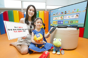 KT 소속 모델이 인터넷TV(IPTV)인 올레tv의 어린이 맞춤 앱 포털 ‘키즈플레이’를 이용하고 있다./사진제공=KT